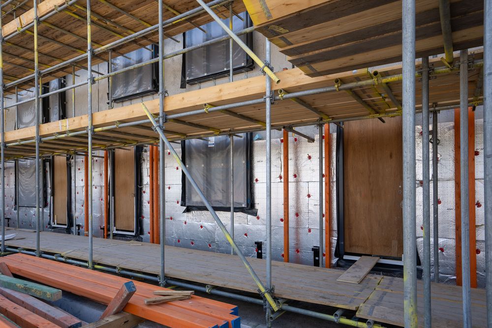 Façade d'un bâtiment sous échafaudage avec panneaux isolants posés